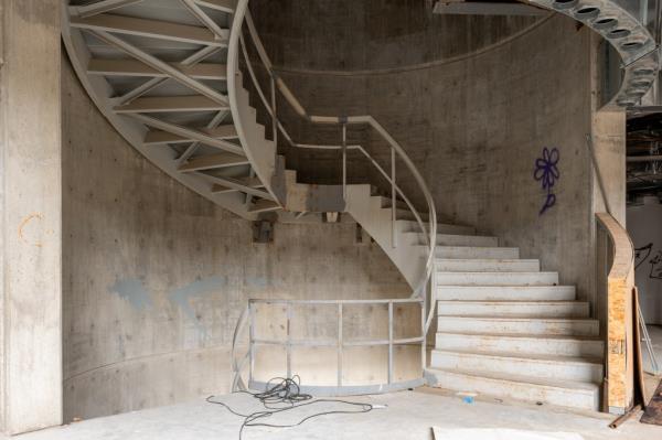 However, construction was halted during the 2008 financial crisis, leaving the mansion unfinished with broken windows and scattered construction materials.