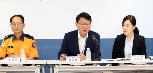 内政安全部社会灾难管理办公室次官洪钟完（中）在政府世宗大厦举行的记者会上，介绍了为防止电池工厂发生大规模火灾和爆炸而制定的政府安全管理标准。(Newsis)